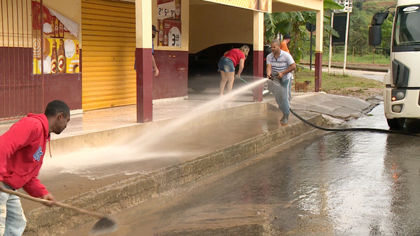 Limpeza de ruas em Iconha