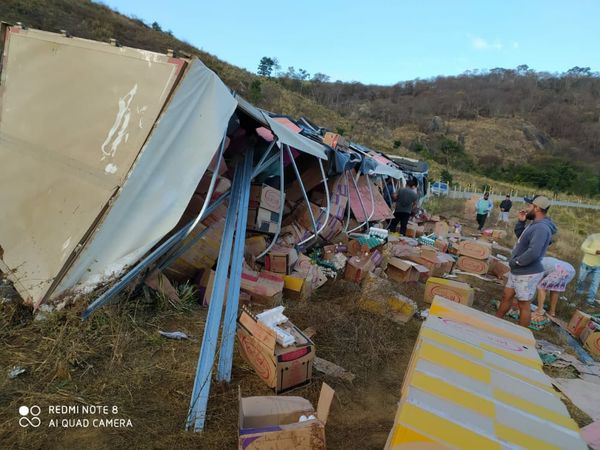 Caminhão carregado com ovos tomba em rodovia estadual em Baixo Guandu
