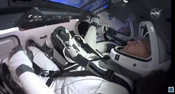 Os astronautas Bob Behnken e Doug Hurley em retorno à Terra dentro da cápsula SpaceX