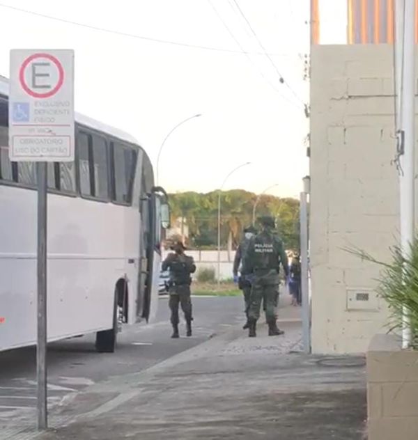 Polícia Ambiental prende 50 pessoas em rinha de galo no interior de Linhares
