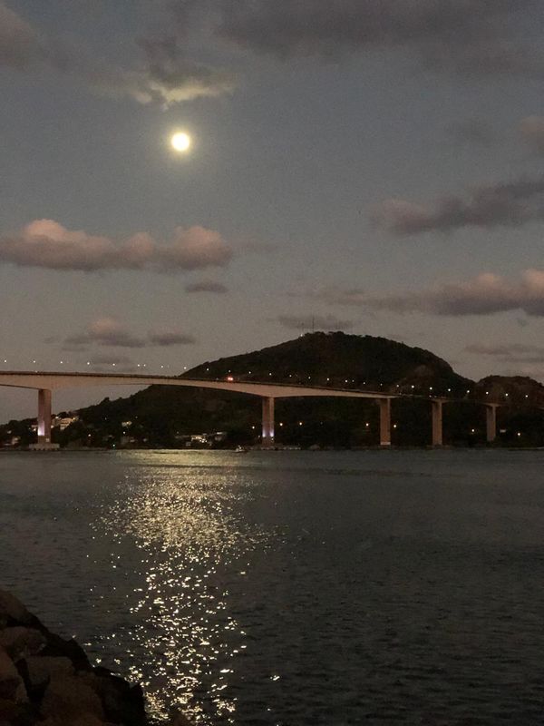 Vista da lua em direção a Terceira Ponte por Elaine Silva