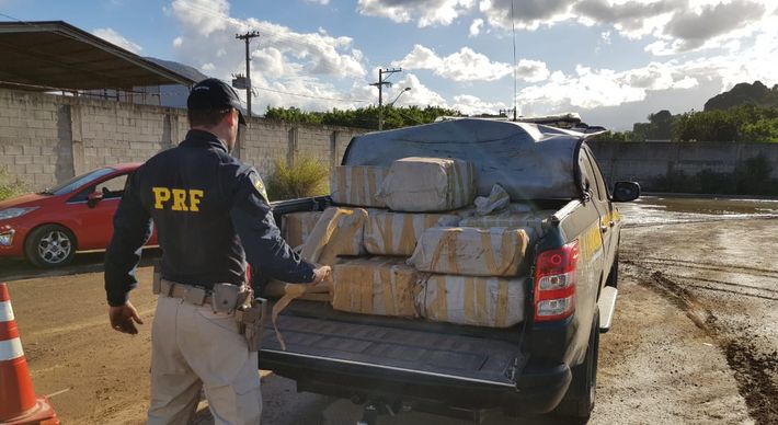 A Polícia Rodoviária Federal informou que foram apreendidos mais de uma tonelada da droga. O material foi encontrado por um cão farejador