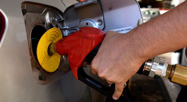 A Petrobras informou nesta terça (22) que vai aumentar o preço do litro da gasolina vendida em suas refinarias. Os preços do óleo diesel para consumo automotivo e marítimo foram mantidos