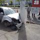 Imagem - Carro bate em poste e motorista fica ferida em Vila Velha