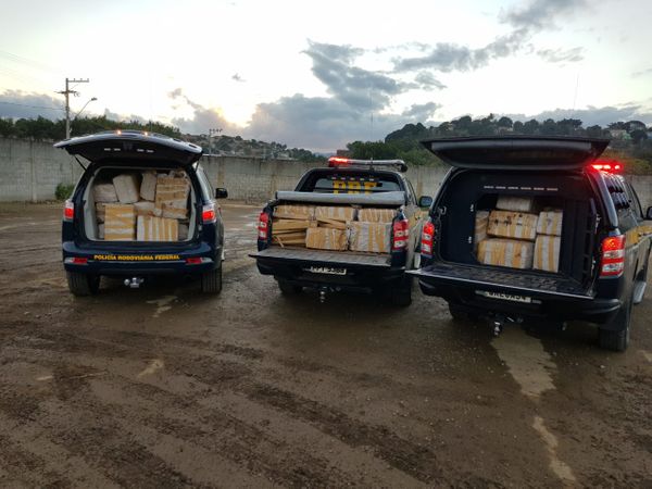 A PRF apreendeu drogas escondidas em uma carga de sucata na BR 101