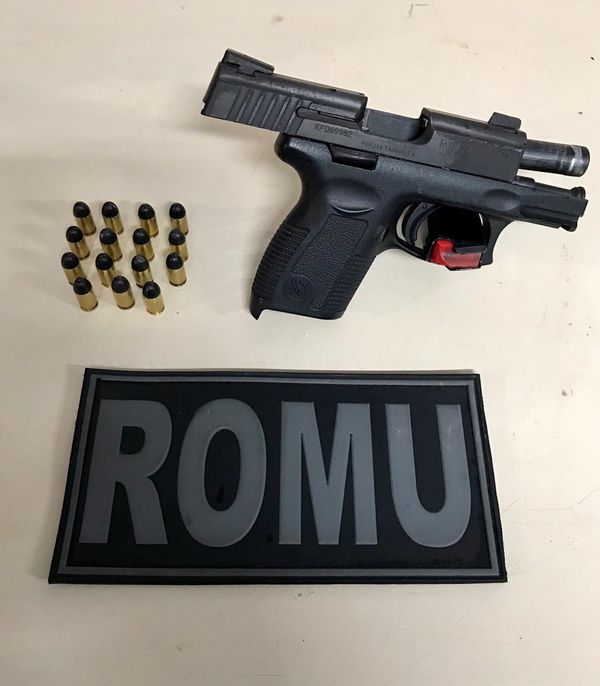 Arma apreendida estava com um dos homens que participava de festa próximo a posto de gasolina em Vila Velha