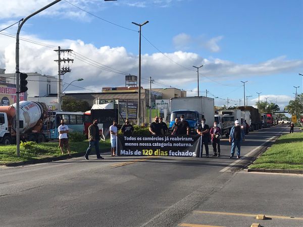 Empresários interditam BR 101 em Linhares e pedem retorno das atividades
