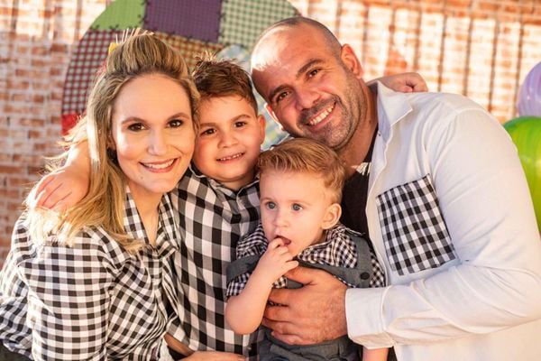 Francisco Freitas e Daieny Fasolo comemoraram o 1º aniversário do filho Rafael, ao lado de Miguel
