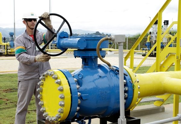 Homem opera sistema de gasoduto da Petrobras