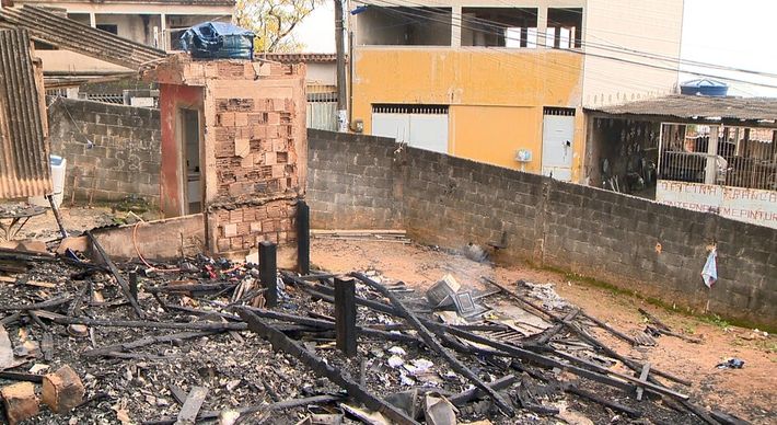 Munique Leite de Souza tinha saído para ir à farmácia quando o incêndio começou; fogo destruiu toda a residência, durante a noite da última segunda-feira (3)