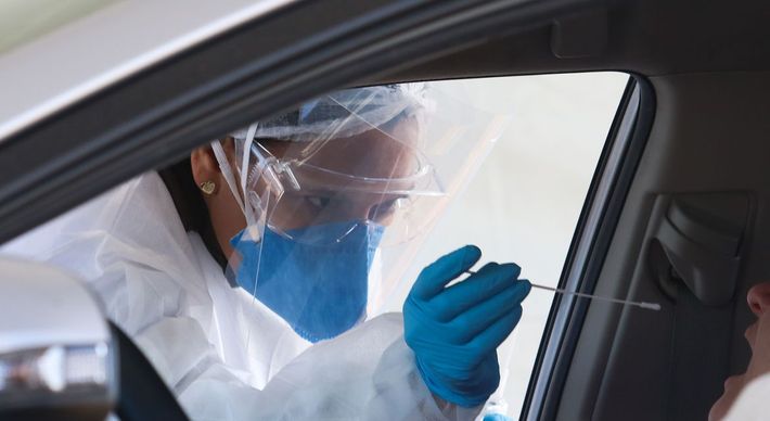 O total de óbitos registrados pelas autoridades de saúde na semana epidemiológica 43 ficou em 3.228, 7% a menos do que na semana anterior