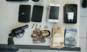 A polícia encontrou oito celulares e uma quantia em dinheiro de outros assaltos, além de um revolver com os suspeitos
