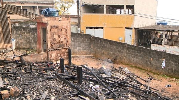 Casa incendiada no bairro Alto Boa Vista, em Cariacica
