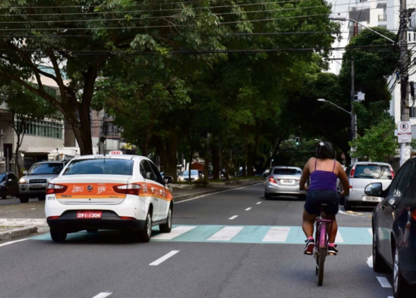 Ciclista divide espaço com carros na Avenida Rio Branco, em Vitória