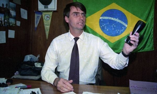 Jair Bolsonaro, em seu gabinete na Câmara dos Deputados, em 1995,  era do partido PPB