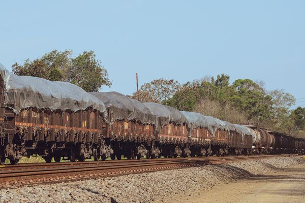 Trem de carga da Vale transportando minério na ferrovia Vitória x Minas, em Serra, ES.