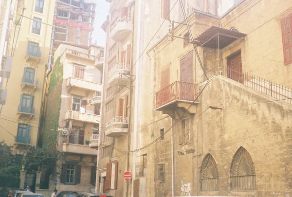 Vitor guarda com carinho as fotos tiradas em Beirut, próximo ao local onde houve a explosão