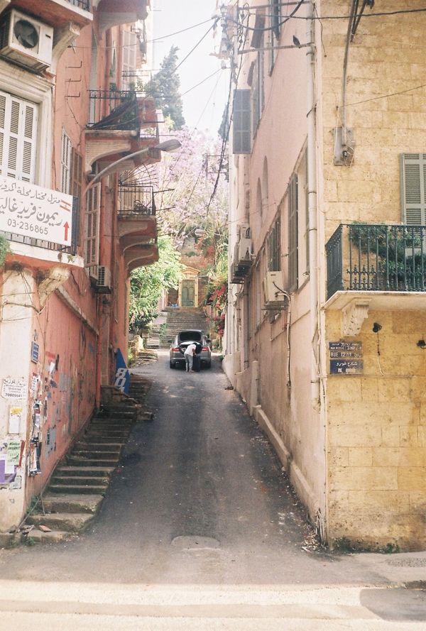 Vitor guarda com carinho as fotos tiradas em Beirut, próximo ao local onde houve a explosão