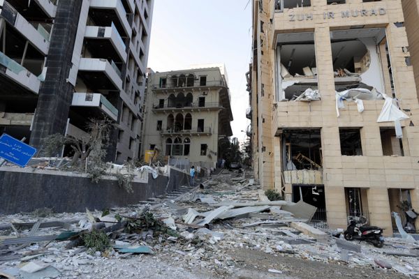  Imagem desta quarta-feira, 05, mostra a destruição causada por duas fortes explosões que atingiram a região portuária de Beirute, no Líbano. 