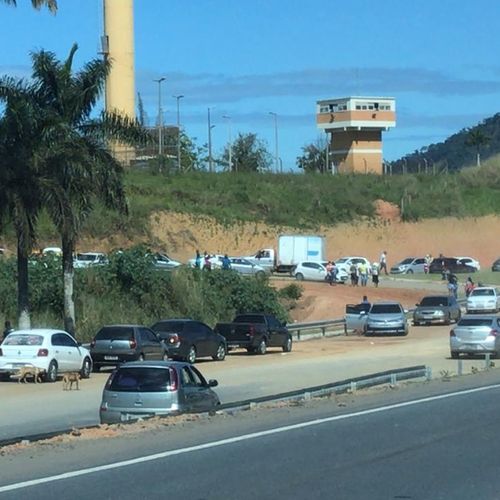 Filmagem mostra aglomeração de pessoas em frente ao Complexo Penitenciário de Xúri devido à saída temporária de Dia dos Pais de 1.144 detentos do regime semiaberto no Estado a partir desta quarta-feira (05) até o dia 12 de agosto