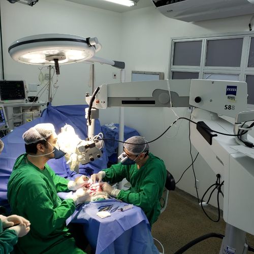 Professor tem dedo da mão reimplantado em cirurgia com microscópio