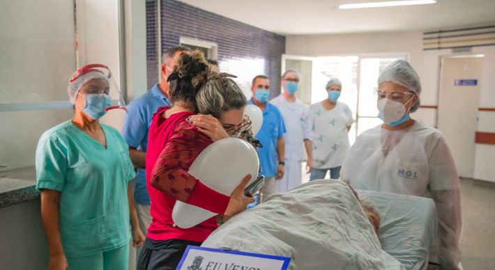 Em duas semanas, esse foi o segundo paciente com mais de 100 anos a se recuperar da doença após passar vários dias internado se tratando de Covid em Linhares