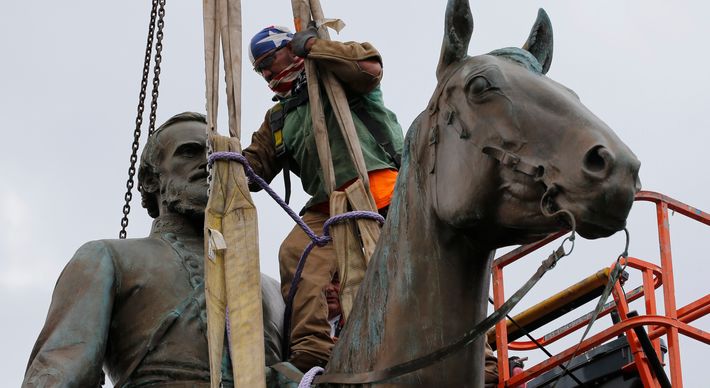 Na Europa e nos EUA, monumentos de personagens históricos associados ao racismo e ao colonialismo foram arrancados, colocando em questão a permanência ou não desses símbolos