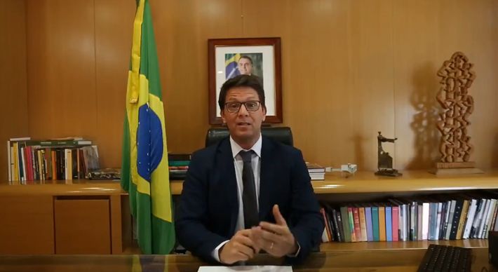 Secretário diz que tomará medidas 'para impedir que usem dinheiro público federal para piruetas ideológicas'