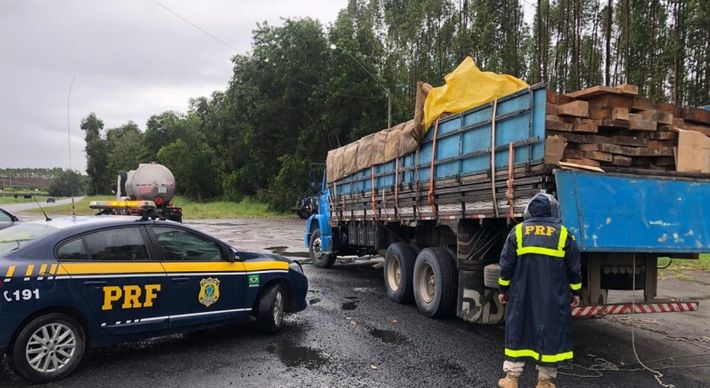 Segundo a Polícia Rodoviária Federal, o volume de madeira transportado era a de aproximadamente 25m3; a carga seguia da Bahia para o Rio de Janeiro