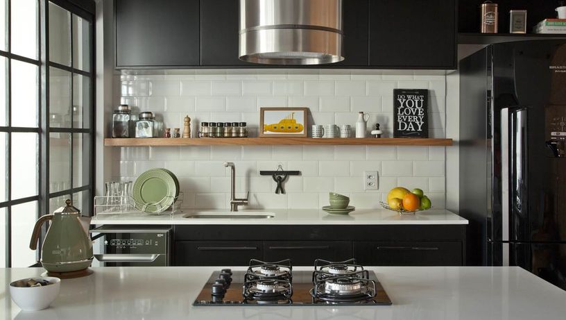 Cozinha com cooktop e coifa