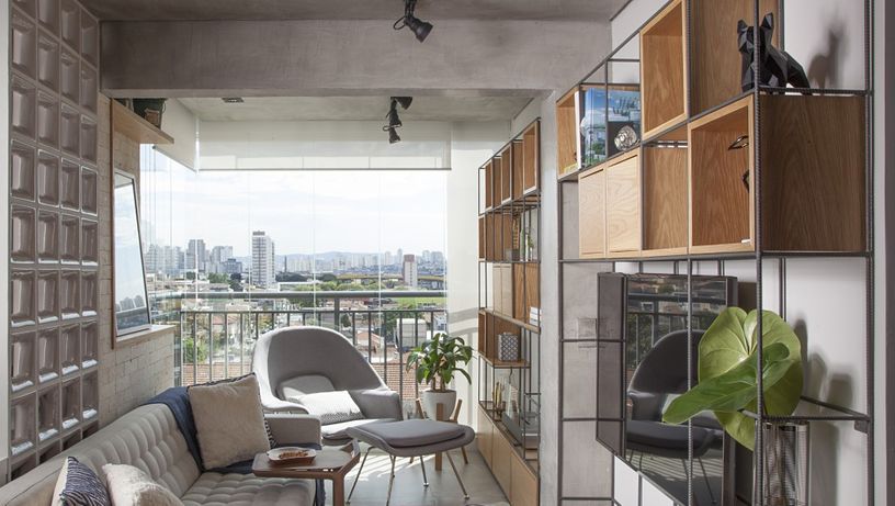 Sala de TV com estantes