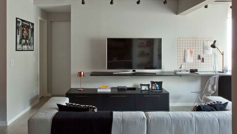 Imagens de uma sala de TV com espaço para home office