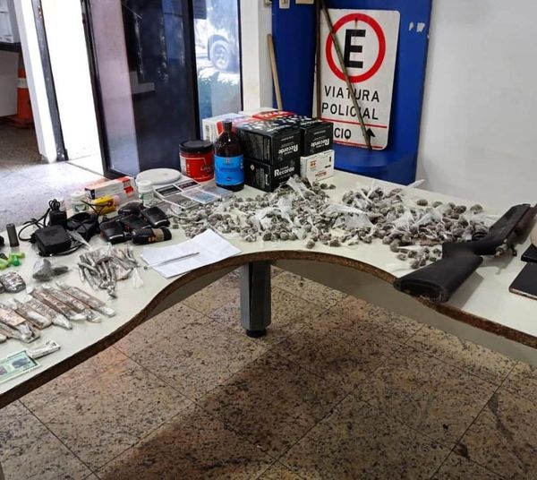 A Polícia Militar apreendeu mais caixas de fogos de artifício, além de armas e drogas, no Morro do Jaburu, nesta quarta-feira (5)