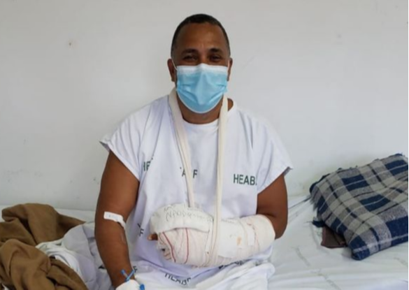 Marcos de Freitas após a cirurgia, que durou cerca de seis horas . Crédito: Divulgação/Sesa