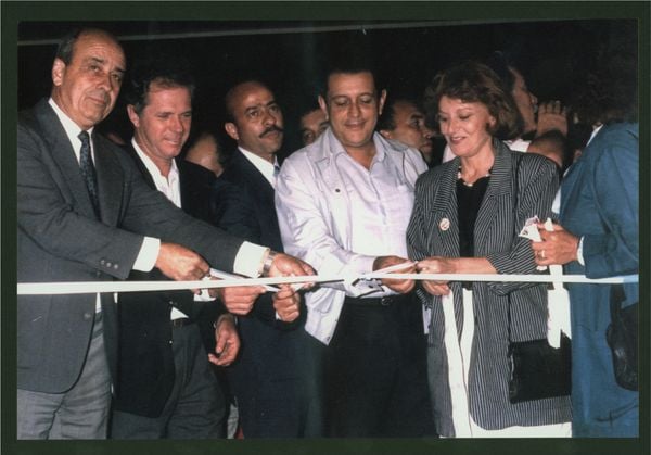 Da esquerda para a direita: José Moraes, Gerson Camata, Hermes Laranja (ex-prefeito de Vitória), Max Mauro e Gleicy Coutinho (diretora do Departamento Estadual de Cultura, antiga Secult) por Arquivo Público do Espírito Santo