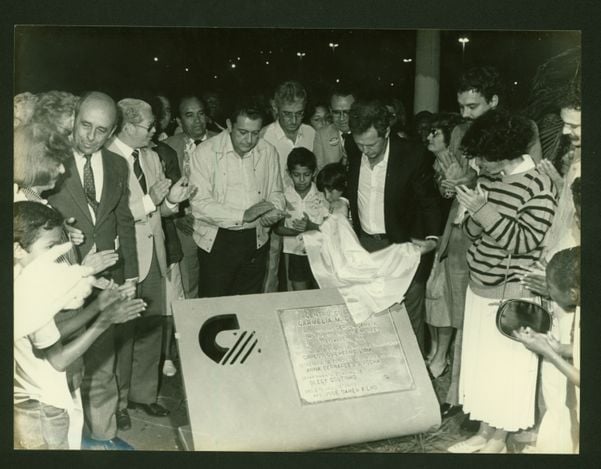Gerson Camata (de paletó preto) ergue o pano que cobria a placa de inauguração do Centro Cultural por Antônio Carlos Sessa Neto/Arquivo Público do Espírito Santo