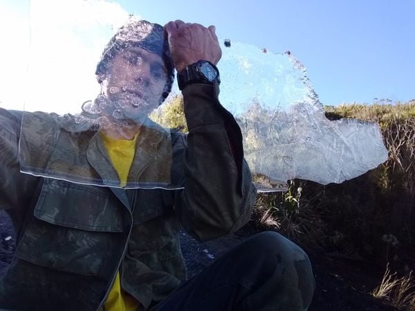 Guia mostra gelo formado durante frio intenso no Parque Nacional do Caparaó
