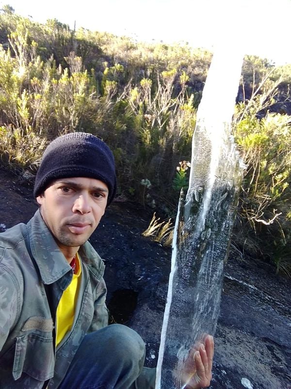 Guia mostra gelo formado durante frio intenso no Parque Nacional do Caparaó por Arquivo pessoal de Ivan Souza