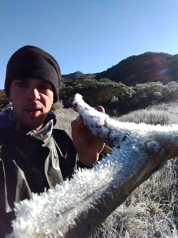 Guia mostra gelo formado durante frio intenso no Parque Nacional do Caparaó por Arquivo pessoal de Ivan Souza