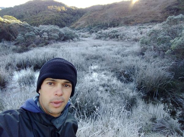 Guia mostra gelo formado durante frio intenso no Parque Nacional do Caparaó