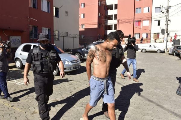 Homem foi preso durante operação da polícia em condomínio no bairro Tabuazeiro, em Vitória