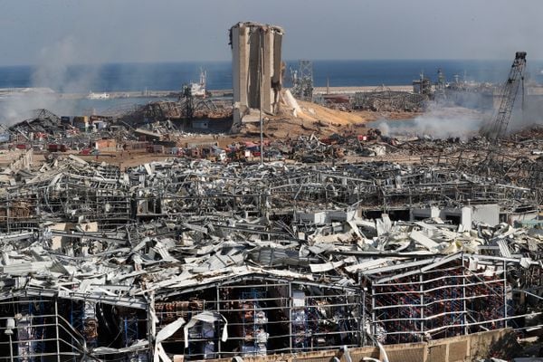 Imagem desta quarta-feira, 05, mostra a destruição causada por duas fortes explosões que atingiram a região portuária de Beirute, no Líbano.