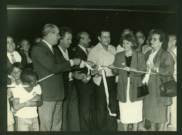 Inauguração do Centro Cultural Carmélia Maria de Souza, em 1986. Na foto três governadores do Estado: José Moraes, Gerson Camata e Max Mauro