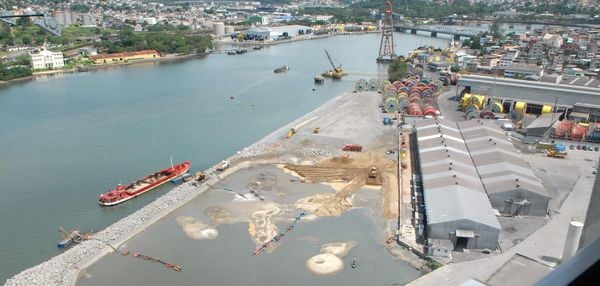 2008 - Construção do Porto da Flexibrás, empresa do grupo Technip, na baía de Vitória  por Gildo Loyola