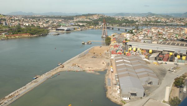 2008 - Construção do Porto da Flexibrás, empresa do grupo Technip, na baía de Vitória  por Gildo Loyola