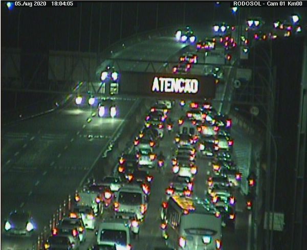 Trânsito intenso na Terceira Ponte no início da noite desta quarta-feira (5)