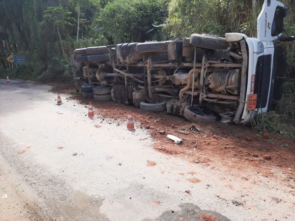 Um caminhão tombou na estrada de Melgaço, em Domingos Martins, região Serrana do Estado, nesta quarta-feira (5)