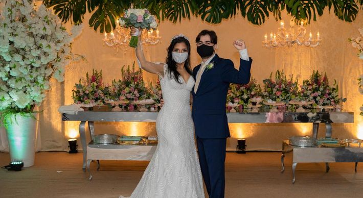 Pouquíssimos convidados, mas decoração e fotos tradicionais de casamento tem sido a escolha de casais que resolveram não adiar o dia do “sim” mesmo com as restrições da pandemia