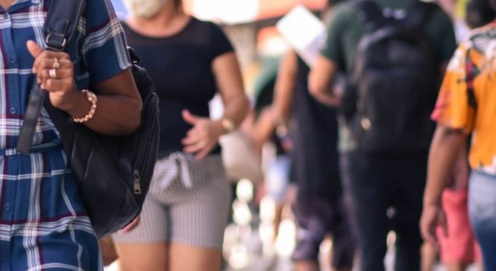 Quinze cidades estão em risco baixo, onde não há restrição de dia e horário para atividades comerciais. Grande Vitória segue em risco moderado; saiba mais