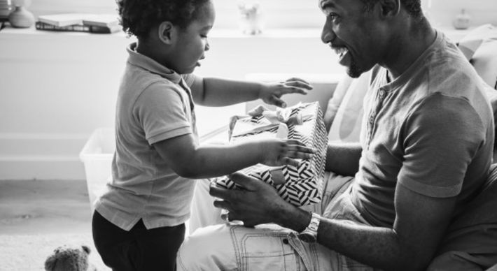 'Se quer ser um bom pai para o seu filho, esqueça os esquemas de consumo e recompensa atual, abandone os discursos e caminhe lado a lado com o seu filho mostrando para ele que a vida, apesar de difícil, é possível, sendo você o maior exemplo disso'